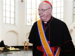 Главное лицо Католической церкви в Голландии - кардинал Эд Симонис выступал в защиту священника, подвергавшего детей сексуальному насилию