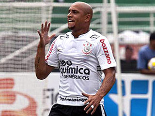 Бразильский "Коринтианс" отпустил 37-летнего защитника Роберто Карлоса в махачкалинский "Анжи", сообщает официальный сайт бразильского клуба