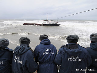 Спасатели службы МЧС РФ Сочи эвакуировали всех найденных членов экипажа сухогруза, потерпевшего крушение в прибрежной зоне Сочи