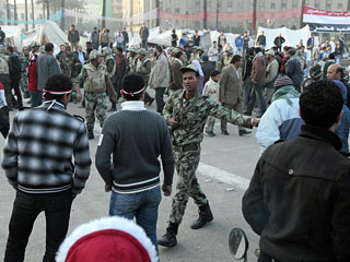 На площади Тахрир в Каире в воскресенье началась стихийная демонстрация против вытеснения военными протестующих, которые продолжают оставаться в этом "штабе молодежной революции"
