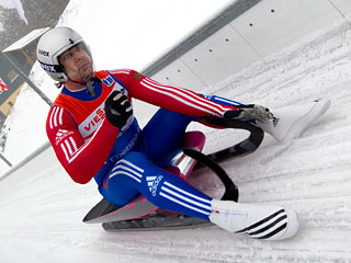 Серебряный призер Олимпийских игр 2006 года россиянин Альберт Демченко одержал 14-ю победу на этапах Кубка мира в карьере, выиграв соревнования в одноместных санях в подмосковном Парамоново, где завершился восьмой этап Кубка планеты