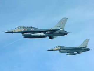 Два истребителя королевских военно-воздушных сил Таиланда F-16 в понедельник столкнулись в воздухе над провинцией Чаийяпхум, что на северо-востоке страны