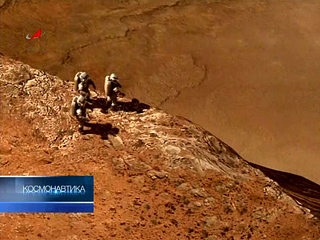 Двое участников эксперимента по моделированию пилотируемого полета на Красную планету "Марс-500" россиянин Александр Смолеевский и итальянец Диего Урбина впервые "вышли" на поверхность Марса