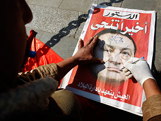 Многие задаются вопросом, где сейчас находится экс-лидер. "Хосни Мубарак, 30 лет наводивший на Египет страх своим присутствием, как сквозь землю провалился: его местоположение неизвестно"