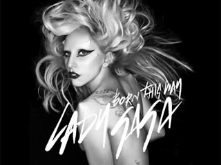 Певицу Lady Gaga, получившую сегодня три Grammy, обвинили в плагиате. По мнению многих музыкальных критиков, новый сингл королевы эпатажа Born This Way подозрительно напоминает известную песню Мадонны Express yourself