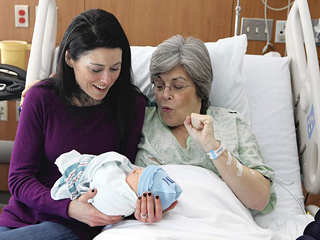 Американская пенсионерка Кристин Кейси из штата Иллинойс выносила и родила ребенка для собственной дочери