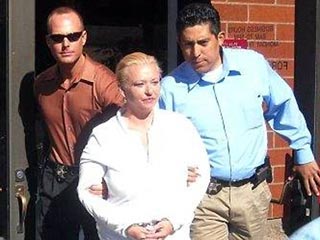 В американском штате Аризона вынесен обвинительный вердикт руководительнице общества по борьбе с нелегальной иммиграцией. 42-летнюю националистку Шону Форд уличили в двойном убийстве латиноамериканца и его малолетней дочери в ходе вооруженного налета