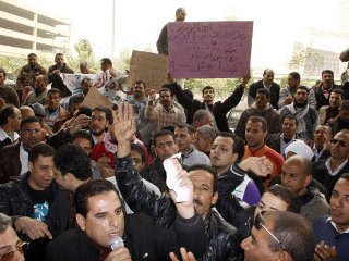 Многотысячные демонстрации и беспорядки, охватившие Египет, теперь, после ухода Хосни Мубарака, сменились не менее крупными забастовками по всей стране