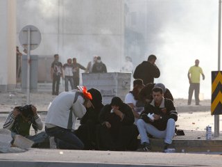 Полиция Бахрейна атаковала лагерь участников антиправительственных акций протеста, которые уже на протяжении нескольких дней занимают Жемчужную площадь