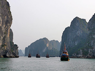 Бухта Халонг включает в себя более 3000 островов и считается одним из наиболее удивительных природных чудес Вьетнама