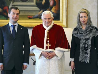 Президент России Дмитрий Медведев совершил в четверг официальный визит в Ватикан, в ходе которого встретился с Папой Римским Бенедиктом XVI