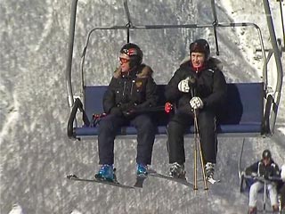 Медведев и Путин покатались на лыжах на новой олимпийской трассе в Сочи