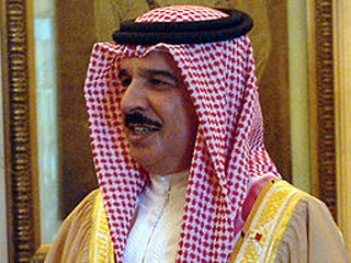 Король Бахрейна, где несколько дней проходят антиправительственные демонстрации, наделил наследного принца "всеми правами", чтобы он начал общенациональный диалог "со всеми сторонами"