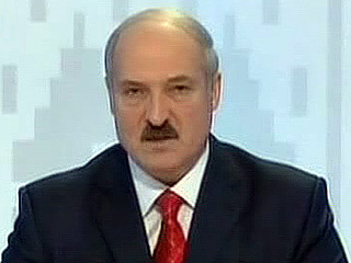 "Если кто-то наверху пытается использовать ситуацию и нас наклонить - ничего не получится", - заявил Лукашенко