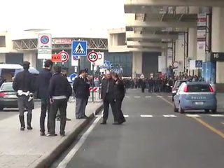 Итальянская полиция открыла в понедельник огонь в миланском аэропорту Malpensa по водителю машины, протаранившей один из входов терминала номер один