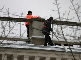 В центре Москвы упал с крыши дворник-гастарбайтер