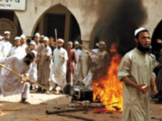 В Бангладеш мусульмане сожгли деревню, в которой жили христиане, буддисты и индусы