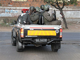 Полиция Мозамбика взяла сегодня под контроль стратегически важные пункты столицы, опасаясь массовых антиправительственных волнений по тунисскому сценарию