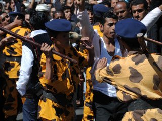 Вооруженные сторонники правительства застрелили накануне двух студентов и ранили еще 11 человек в ходе демонстрации, прошедшей в столице в Государственном университете Сана
