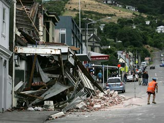 Число жертв землетрясения в крупном городе Крайстчерч продолжает расти. Согласно последним данным, толчок магнитудой в 6,3 балла унес жизни 75 человек