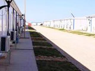 В городе Рас-Лануф расположена база, где находятся порядка тысячи иностранцев, работающих в этой стране, среди них - граждане арабских стран и Турции