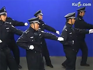 Пекинские полицейские записали видеоклип, ставший сенсацией среди пользователей интернета  