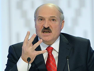 Белорусский президент Александр Лукашенко считает необходимым ужесточить правила валютного регулирования в стране и пообещал возвращение валютных ограничений по образцу середины 90-х годов