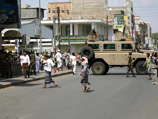 По меньшей мере четыре человека погибли в пятницу вечером в ходе разгона антиправительственной демонстрации в городе Аден на юге Йемена, десятки получили ранения