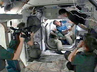 Между Международной космической станцией и успешно пристыковавшимся к ней американским шаттлом Discovery открыты переходные люки