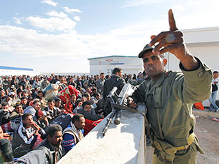 Около 100 тыс. человек покинули Ливию, укрывшись от насилия в соседних странах