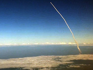Пассажир самолета, пролетавшего мимо места последнего старта космического челнока Discovery, снял запуск на видео