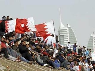 Сотни участников антиправительственной манифестации блокировали в понедельник подступы к зданию парламента в столице Королевства Бахрейн - Манаме