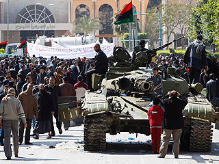 В Ливии минувшей ночью усилилось вооруженное противостояние сторонников и противников Муаммара Каддафи, которые ожесточенно сражаются за контроль над двумя городами близ столицы Триполи - Эз-Завию и Мисрату