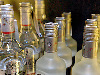 Ритейлеры отмечают, что поставщики алкоголя стали предлагать скидки на продукцию до 20%, объясняя это желанием избавиться от излишков перед прохождением процедуры перелицензирования