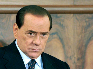 Прокуратура Италии подозревает, что премьер-министр страны Сильвио Берлускони оплатил операции по увеличению груди, а также наращиванию ягодиц и губ, семи молодым женщинам, которые оказывали ему услуги сексуального характера