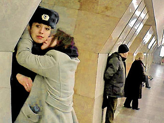 Активистки подходили в метро и на улице к женщинам-милиционерам и неожиданно начинали их целовать