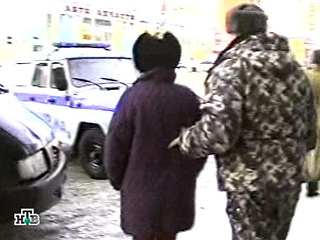 На северо-западе Москвы милиционеры задержали женщину, у которой при обыске было изъято взрывчатое вещество. Затем злоумышленницу отпустили под подписку о невыезде