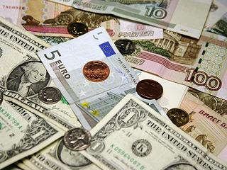 Средневзвешенный курс доллара США к российскому рублю со сроком расчетов "завтра" снизился на 12,92 копейки и составил 28,6277 рубля.