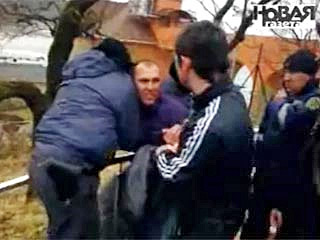 Четверо задержанных активистов "Экологической вахты по Северному Кавказу" объявили голодовку протеста в изоляторе временного содержания в Туапсе, где они содержатся после решения суда об их административном аресте за неповиновение милиционерам