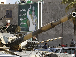 Отбив у повстанцев два города близ Триполи, войска Каддафи бомбят города на востоке Ливии
