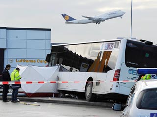 В крупнейшем аэропорту Германии во Франкфурте-на-Майне выходец из Косова расстрелял автобус с американскими солдатами