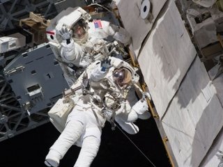 Один из астронавтов в ходе выхода в открытый космос был вынужден досрочно вернуться внутрь Международной космической станции из-за проблем со скафандром
