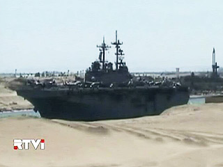 Около 400 американских морских пехотинцев прибыли на военную базу "Суда" на греческом острове Крит для дальнейшей переброски на два корабля ВСМ США, находящихся у берегов Ливии