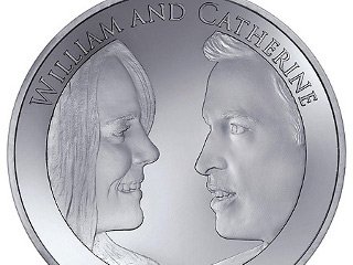 Британский монетный двор отчеканил 5-фунтовую монету по случаю предстоящей 29 апреля свадьбы внука королевы принца Уильяма и Кейт Миддлтон