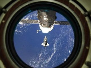 NASA продлило еще на один день срок пребывания в космосе шаттла Discovery, который сейчас пристыкован к Международной космической станции