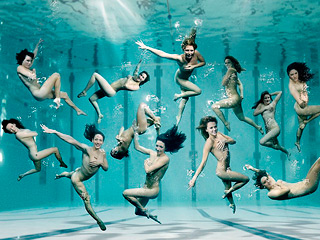 Дюжина представительниц британской олимпийской сборной по водным видам спорта, претендующих на награды Игр-2012 в Лондоне, устроила откровенную фотосессию в бассейне