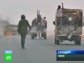 Войска ливийского лидера Муаммара Каддафи при поддержке танков ведут бои в кварталах города Эз-Завия, который в минувшем месяце был оккупирован повстанцами