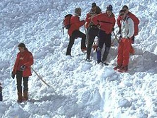 В Казбековском районе Дагестана завершилась спасательная операция по вызволению из-под снежного завала группы местных жителей