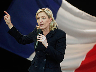 Лидер ультраправой французской партии "Национальный фронт" Марин Ле Пен может занять первое место по итогам первого тура президентских выборов, свидетельствует опрос
