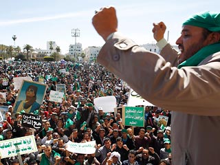 Массовые гуляния в центре Триполи - люди празднуют успехи успехи армии Каддафи